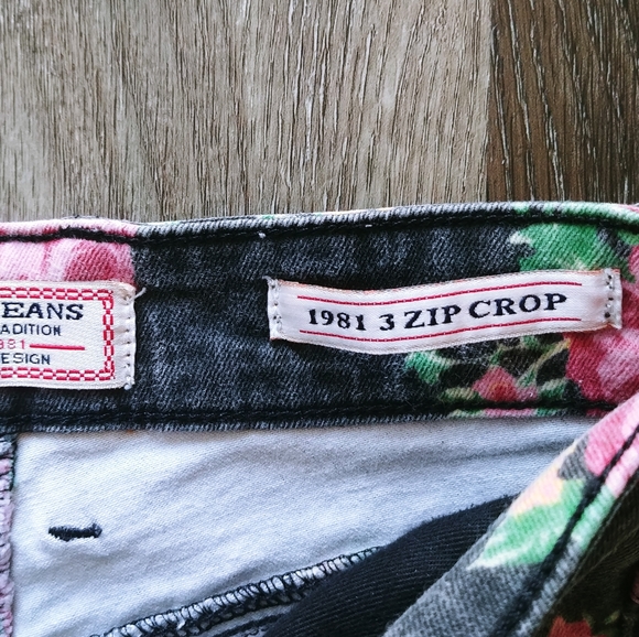 Guess Girls Floral Jeans. 3 Zip Crop Stretchy Denim Size 23 Jeans. Zips on Hems. - Picture 6 of 10